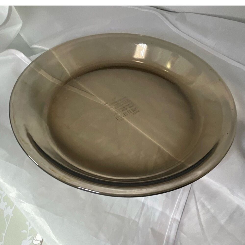 Vintage Pyrex Smokey Amethyst 10” pie plate pan.